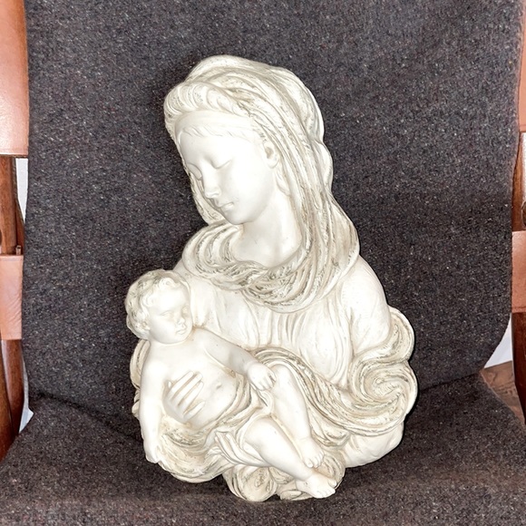 Virgin Mary Holding Baby Jesus - Picture 1 of 5